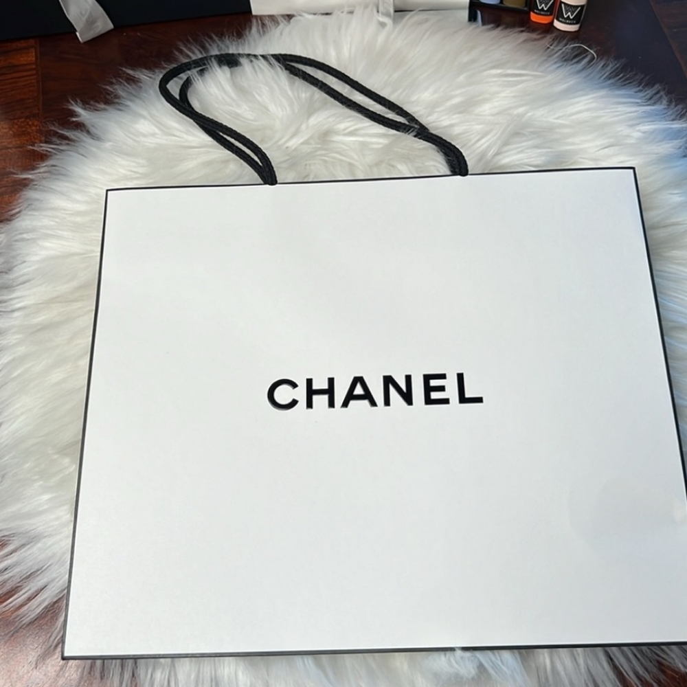 Empty Chanel White Shopping Bag NWOT 10.5" H x 11.5" W x 5" D - Picture 3 of 8